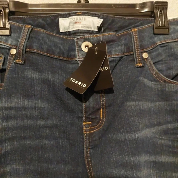 NEW Torrid Bombshell skinny jeans size 16 New! - Picture 9 of 13